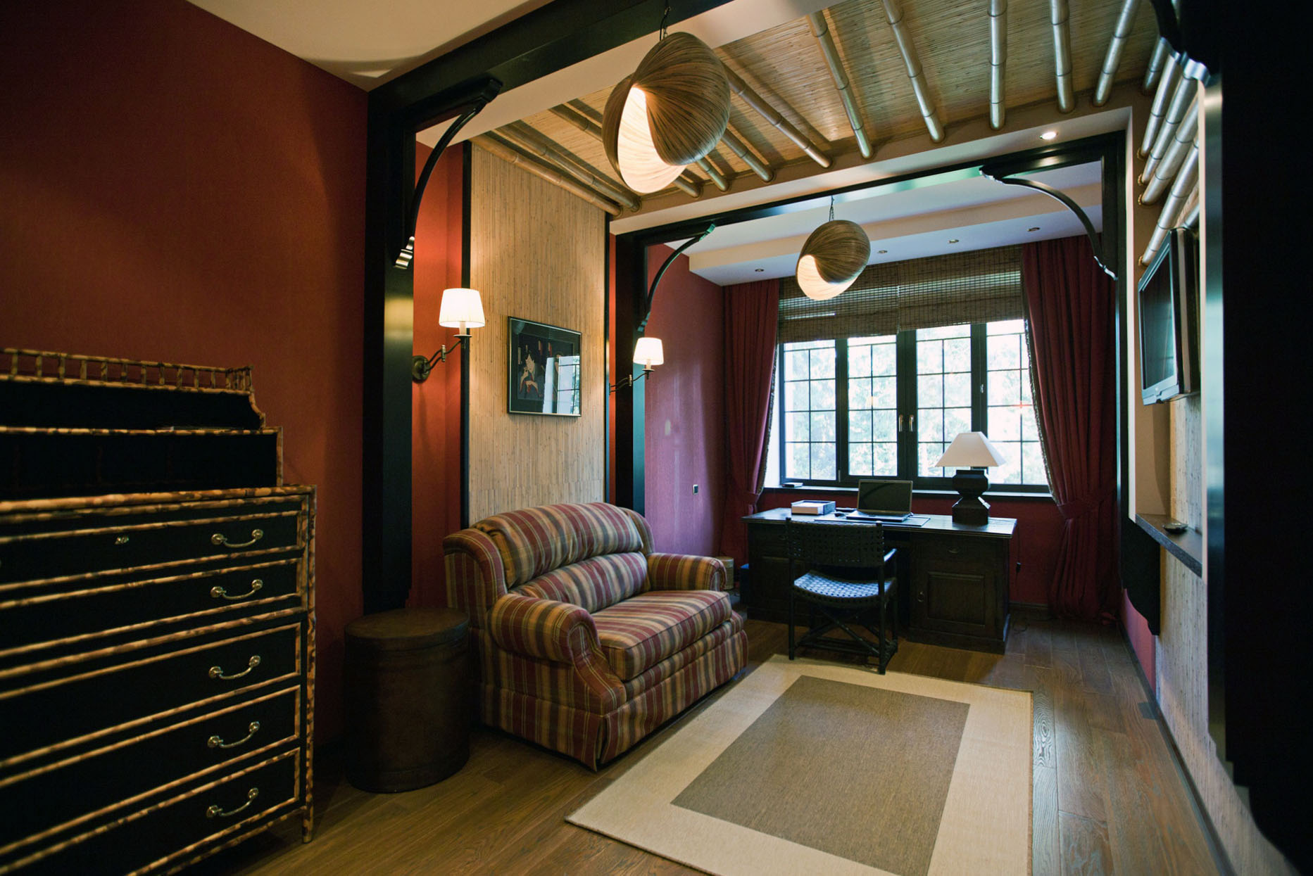 Потолок с бамбуковыми балками в комнате в колониальном стиле