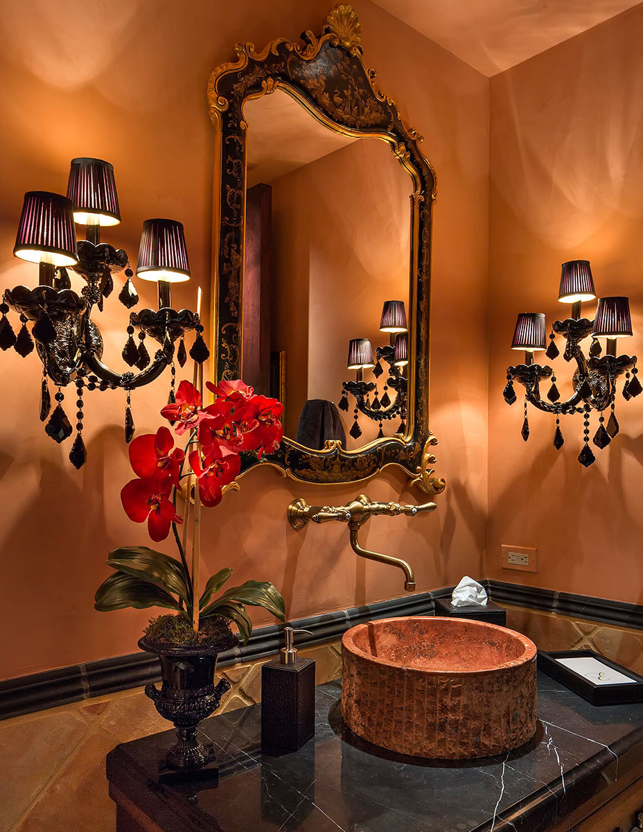Красивые настенные лампы в ванной комнате в колониальном стиле