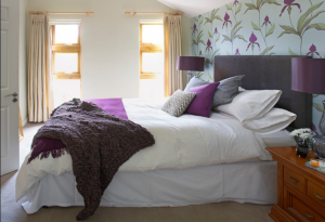 Фиолетовый цвет изумительно подчёркивает сильные стороны дизайна спальни