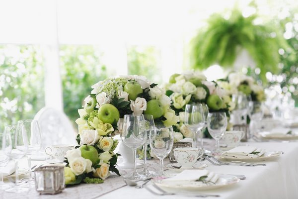 Гирлянда с розами и яблоками на свадебном столе