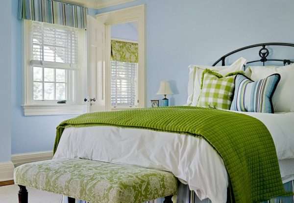 Сочетание голубого и зеленого цвета в интерьере спальни