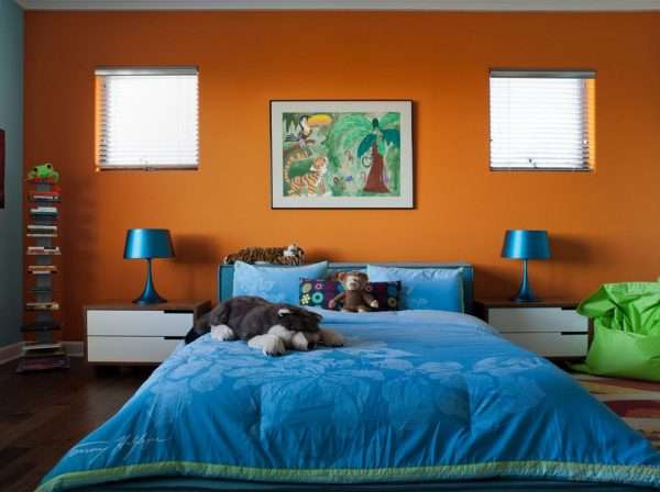 Сочетание синего и оранжевого цветов в интерьере спальни