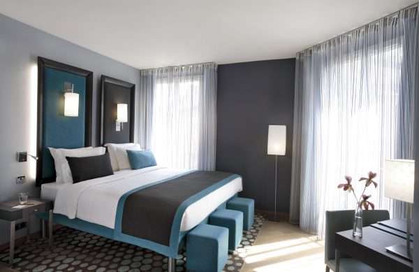 Сочетание серого с голубым в интерьере спальни