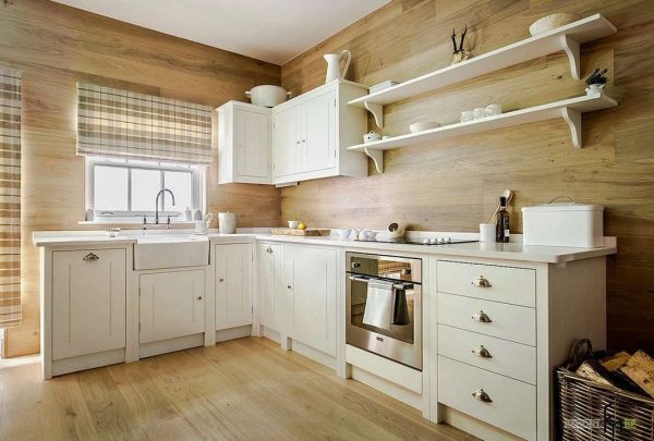 кухня в стиле неоклассика с деревянными панелями на стенах