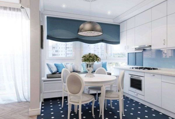 стильные синие шторы на кухне в стиле неоклассика