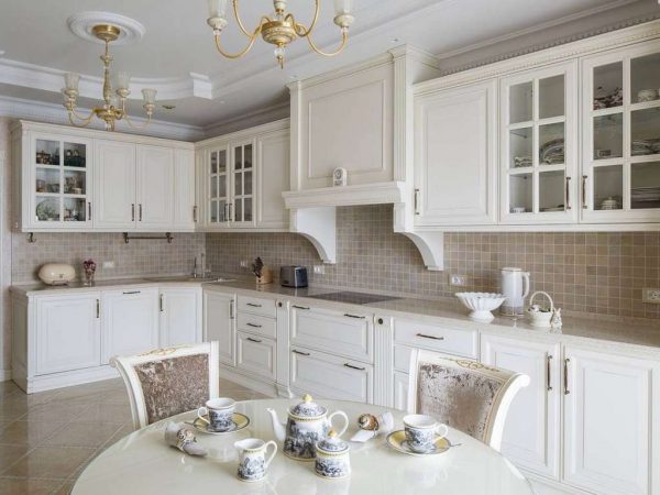 белый угловой гарнитур на кухне в стиле неоклассика