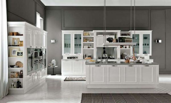 серые стены и белый кухонный гарнитур в стиле неоклассика