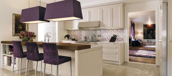 фиолетовые светильники и стулья на кухне в стиле неоклассика