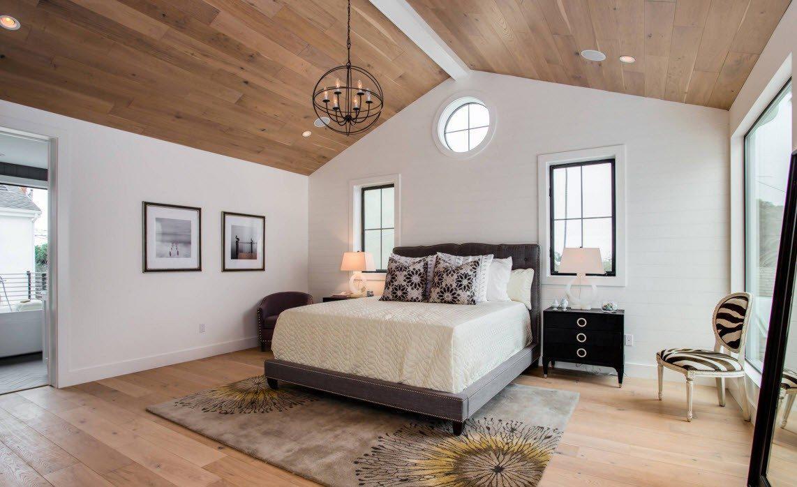 Деревянный потолок в белой спальне