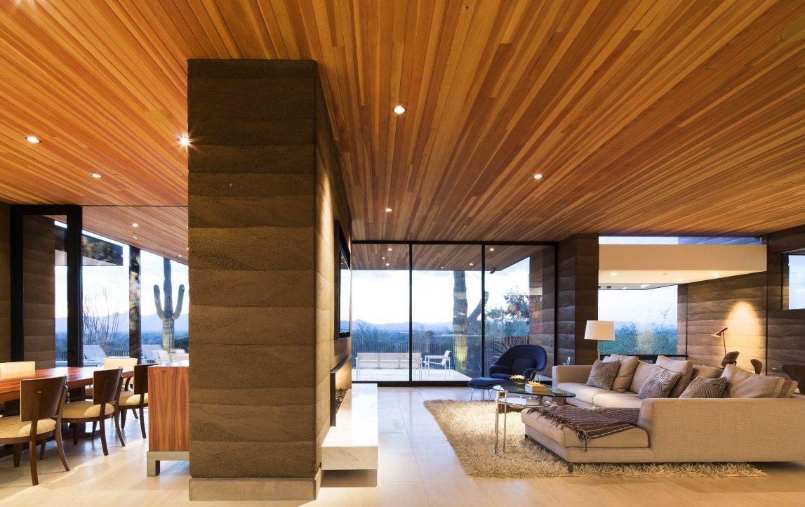 Красивый деревянный потолок в доме