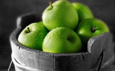 Зеленые яблоки любят многие