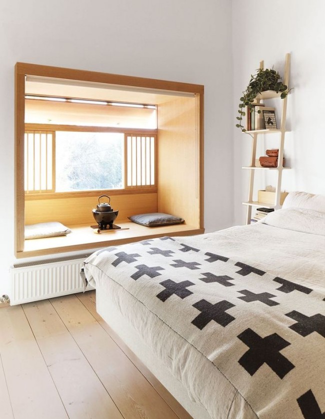 спальня с большим окном в японском стиле