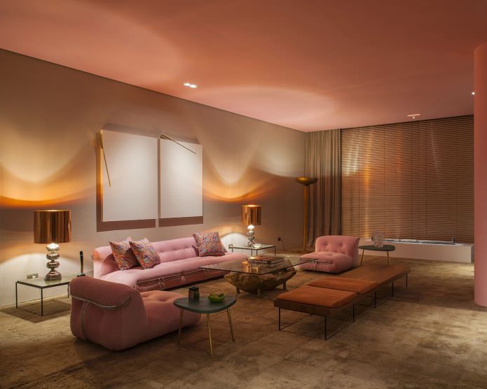 Розовый в дизайне гостиной комнаты