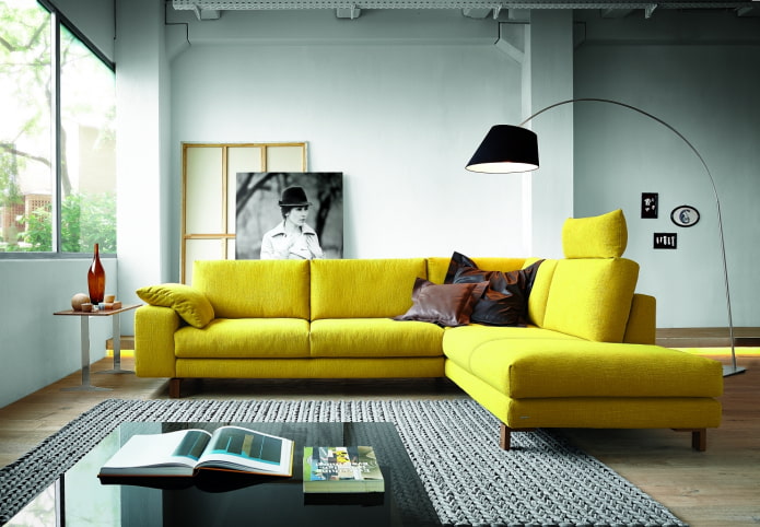 большой диван желтого цвета в интерьере