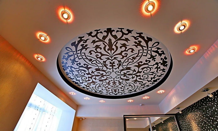 потолок в форме круга с рисунком