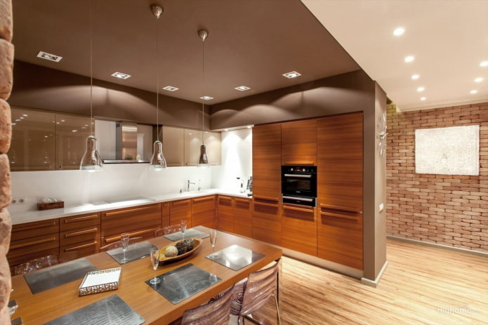 коричневый потолок в интерьере кухни