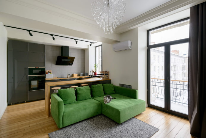 диван зеленого цвета в интерьере кухни-гостиной