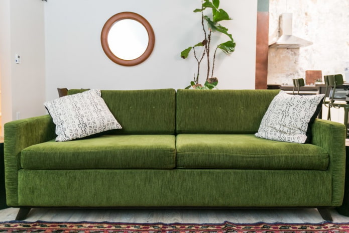 диван с тканевой обшивкой зеленого цвета в интерьере