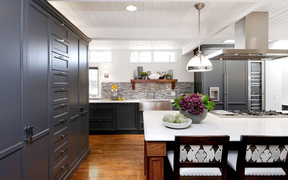 Высокий шкаф серого цвета в интерьере кухни