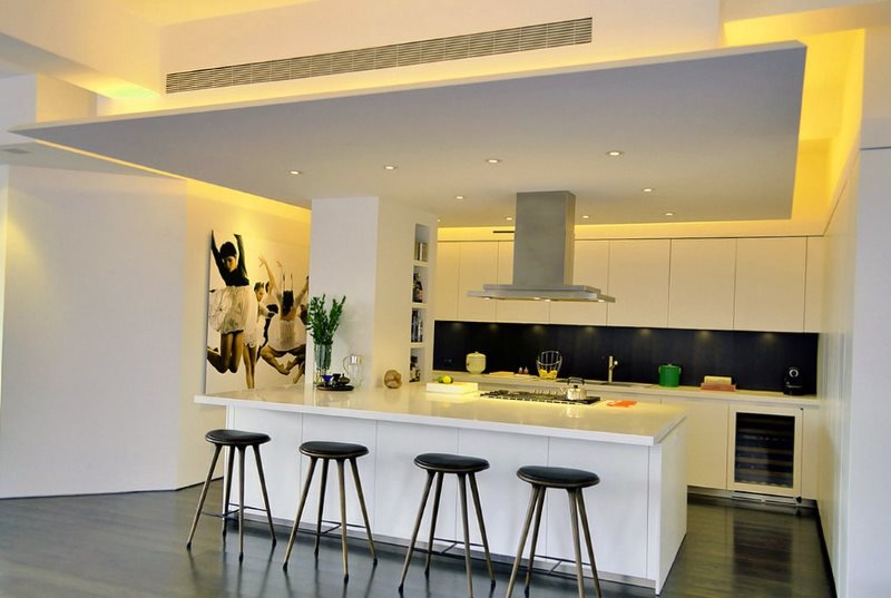 Интерьер современной кухни с подсветкой потолка