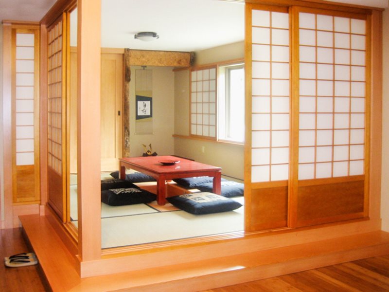 Раздвижная перегородка седзи в кухне-гостиной японского стиля