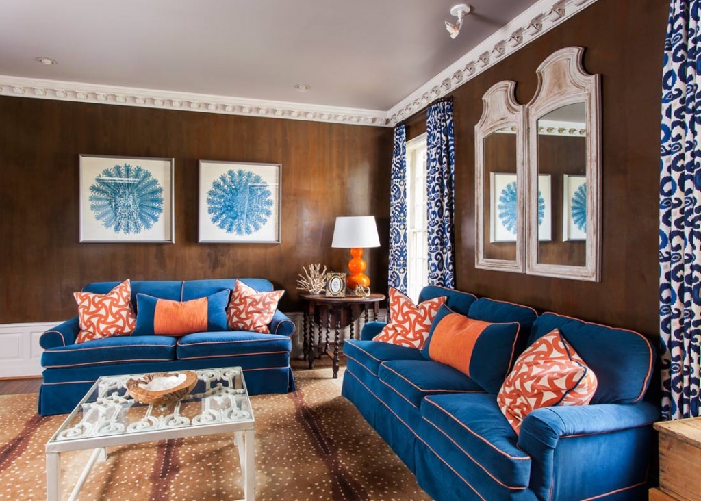 Сочетание синего дивана с коричневыми стенами