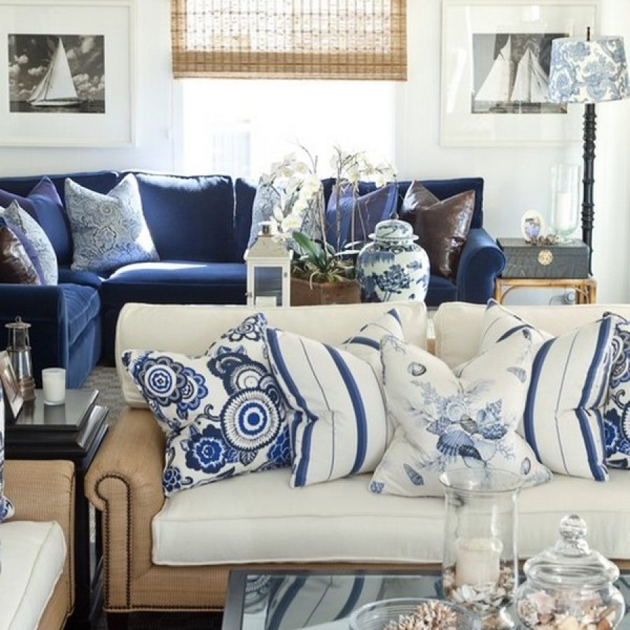 Сине-белая мебель в гостиной морского стиля