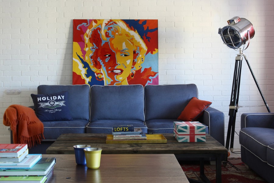 Синий диван в интерьере гостиной стиля поп-арт