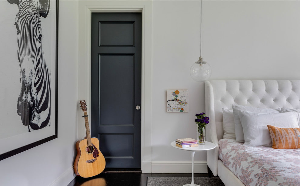 дизайн квартиры с серыми дверями