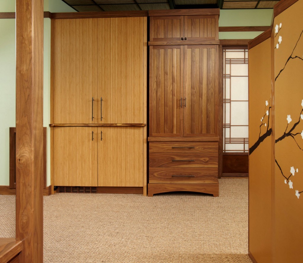 Деревянные шкафы в комнате японского стиля