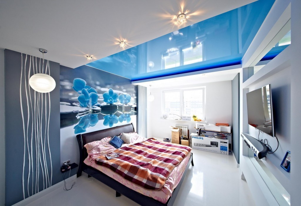 Голубой натяжной потолок в спальне с белым полом