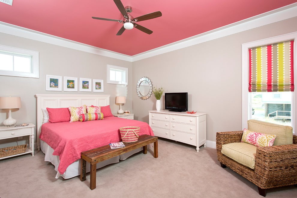 Розовый потолок в спальне девушки