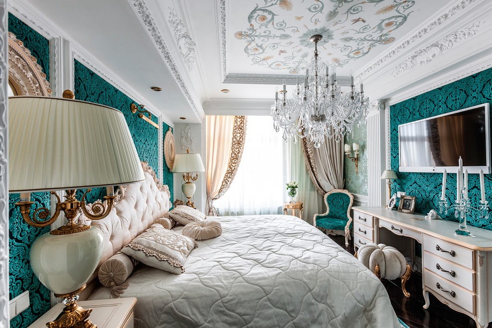 Гипсокартоный потолок с лепниной в спальне классического стиля