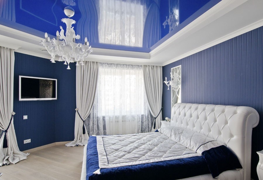Синий потолок натяжного типа в светлой спальне