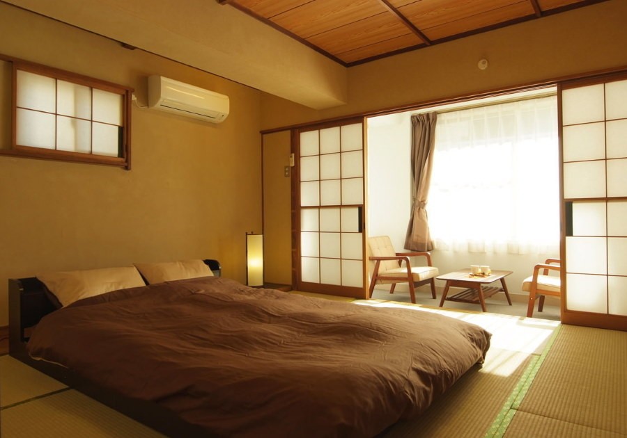 Низкая кровать в спальне японского стиля