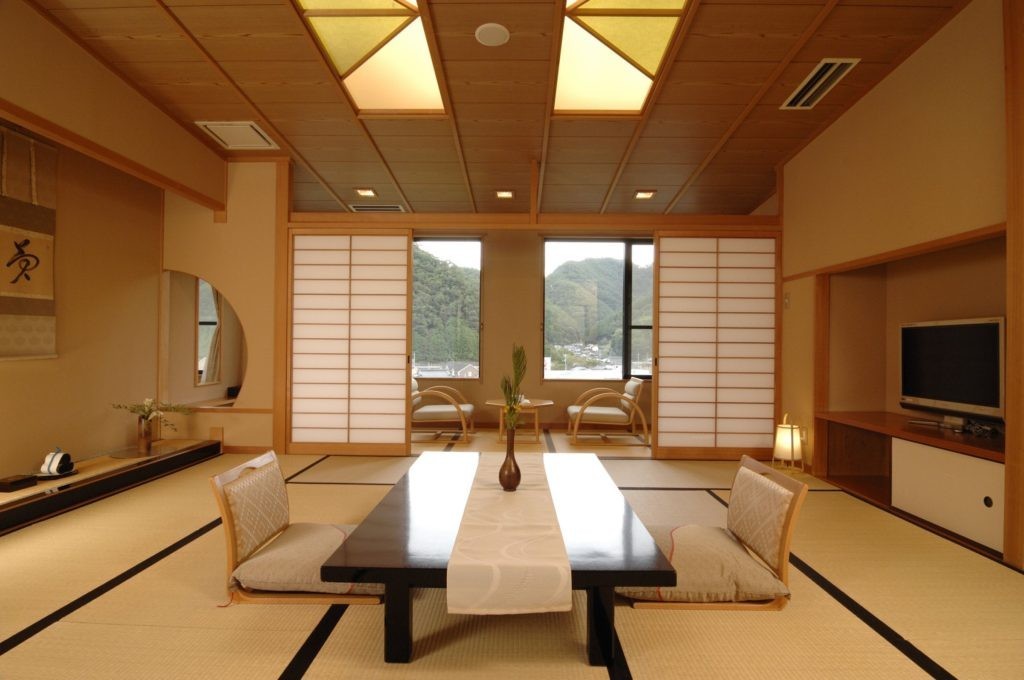 Меблировка зала частного дома в японском стиле