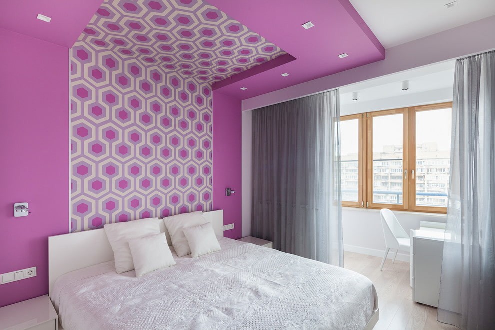 Розовый потолок спальни с переходом на стену