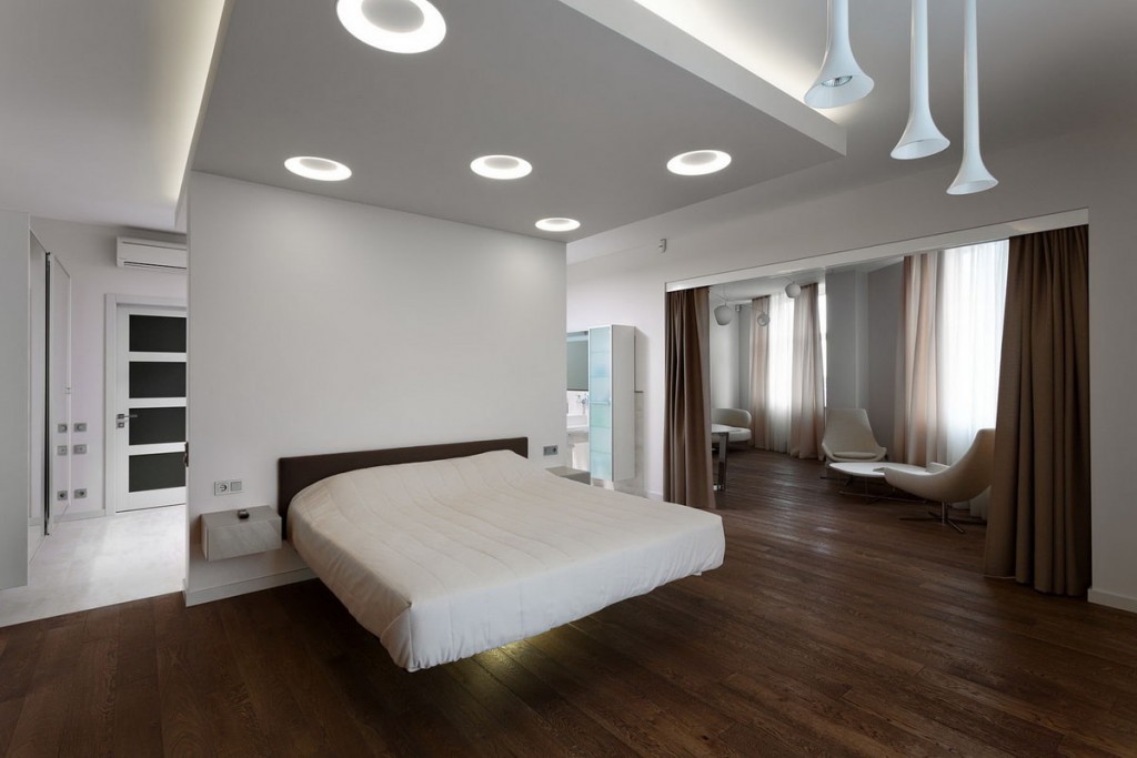 Стильный потолок в современной спальне