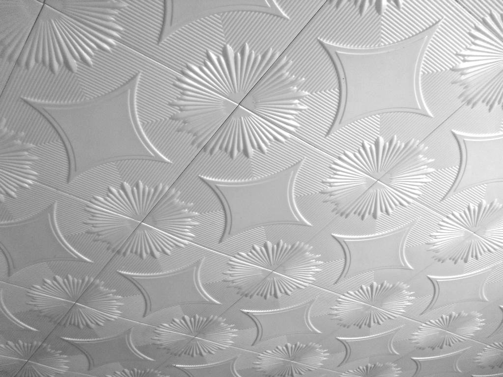Полистирольные плиты с рисунком на потолке спальни