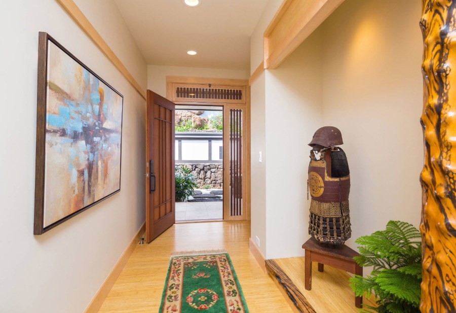 Просторная прихожая комната в японском стиле