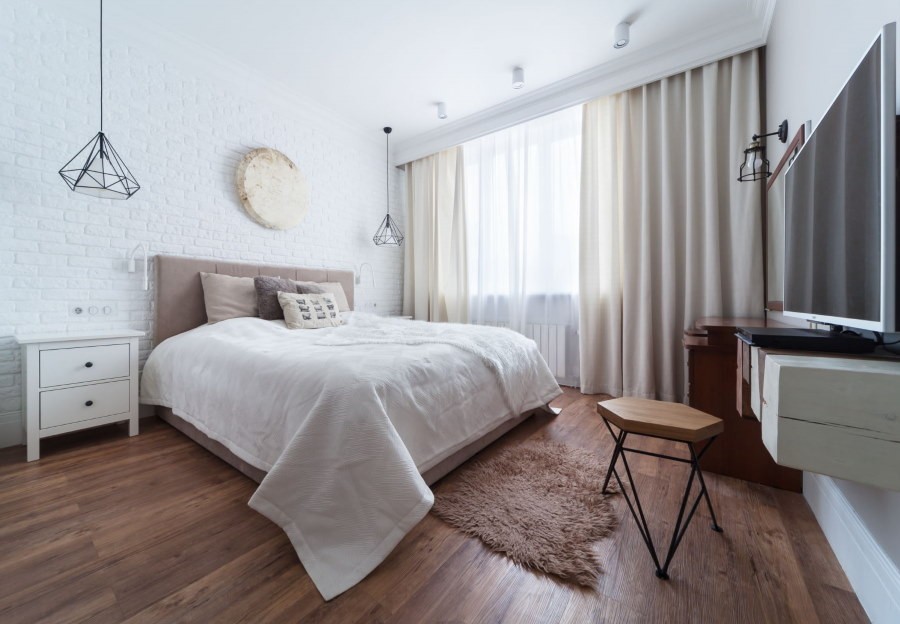 Спальная комната с ровным потолком белого цвета