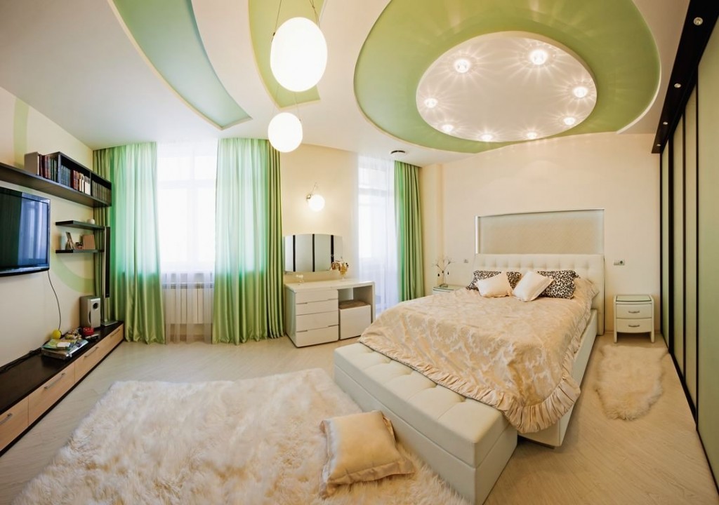 Зеленые вставки на потолке спальной комнаты