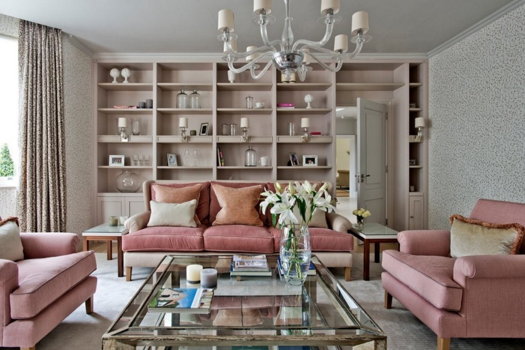 Розовая мебель в гостиной комната с серыми обоями
