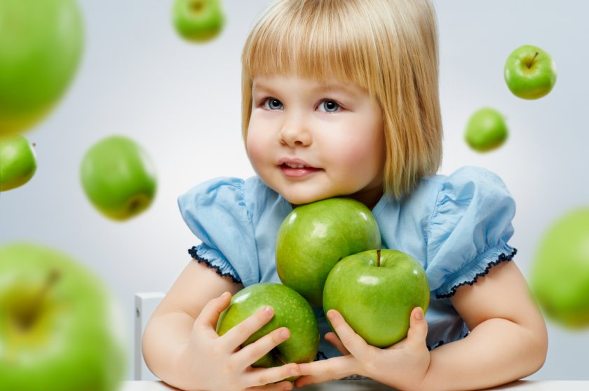 Девочка с зелёными яблоками