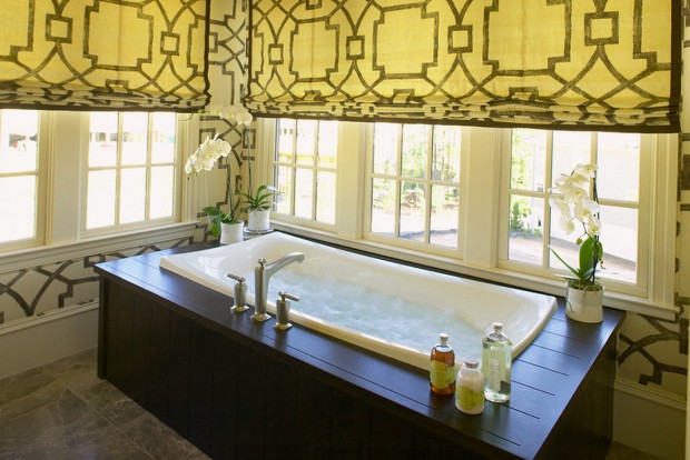 Золотистые римские шторы в интерьере ванной комнаты