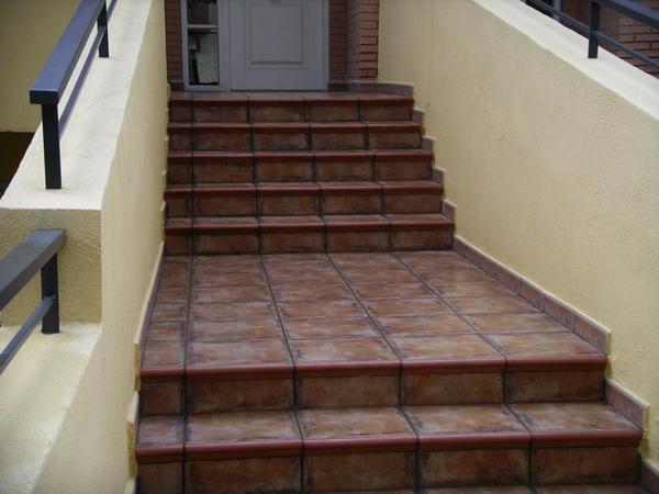 Украсить лестницу в загородном доме помогут красивые и изысканные ступени из керамогранита 