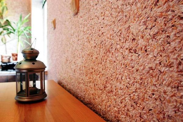 Основным преимуществом декоративной штукатурки является способность материала скрывать незначительные дефекты стен