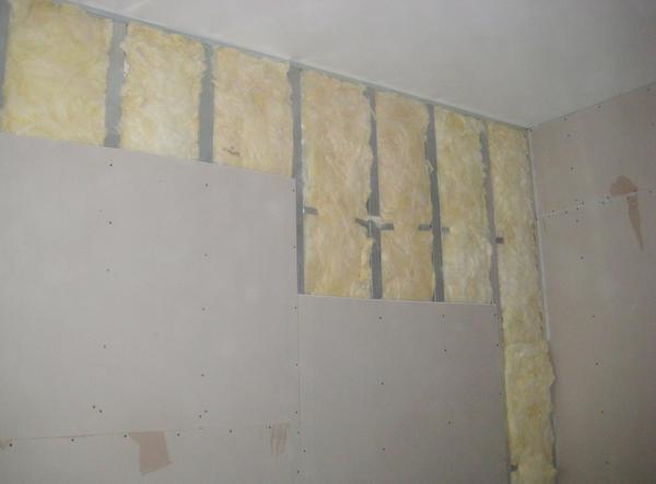 Если потолки высокие, то крепить гипсокартон на стену удобнее небольшими частями 