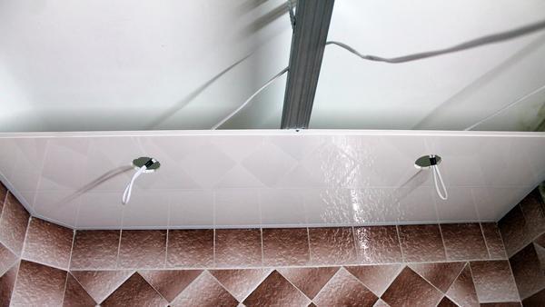 Чтобы исключить возникновение грибка в ванной комнате, при монтаже ПВХ панелей рекомендуется оставлять проемы для вентиляции