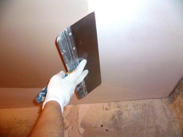 Шпаклевание – эффективный способ сделать поверхность гипсокартонного потолка идеально гладкой и ровной